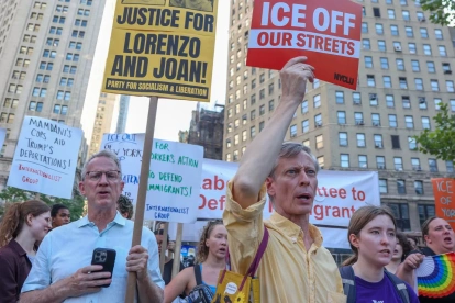 Personas participan en la protesta "ICE Out: Justicia para Lorenzo y Joan" en Foley Square, Nueva York, EE. UU., el 14 de julio de 2026.
