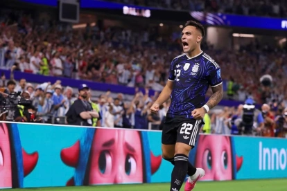 Lautaro Martínez celebra con euforia el tanto que aseguró la clasificación de Argentina.