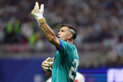El Dibu Martínez festejó con la hinchada en la victoria de Argentina ante Inglaterra en la semifinal del Mundial 2026.