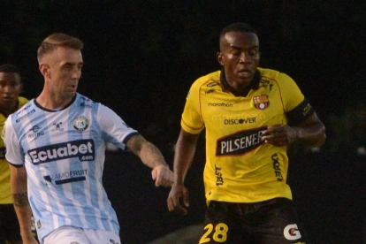 Damián Díaz (i), jugador de Guayaquil City, volverá a enfrentar a Barcelona SC.