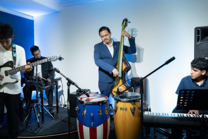 Cada nota equivocada activa procesos cerebrales de ajuste inmediato. Expertos y músicos coinciden en que la música enseña a perseverar y afrontar la frustración.