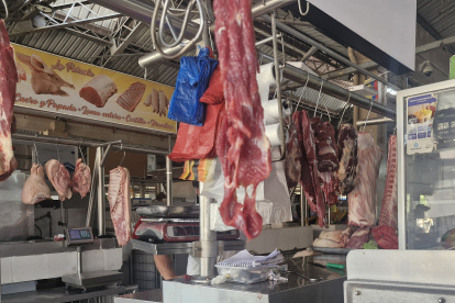 Carne para estofado, molida, fileteada y hueso carnudo integran la oferta de los mercados de Guayaquil.
