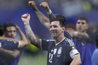 El capitán de la selección argentina de fútbol Lionel Messi se pone al nivel de un históric mundialista brasileño.