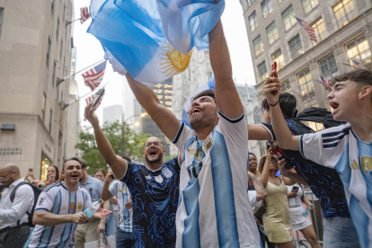 Aficionados celebran el triunfo de Argentina ante Inglaterra en las semifinales del Mundial, en la Quinta Avenida de Manhattan, en Nueva York.