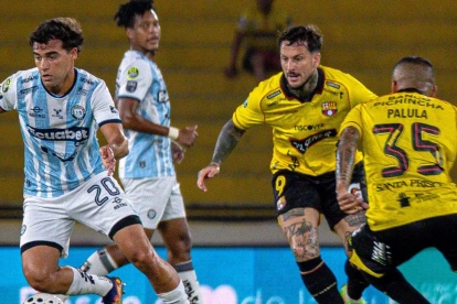 Jugadores de Guayaquil City y Barcelona disputan el balón.