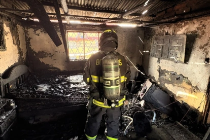 Un incendio ocurrió en el segundo piso de una casa en la Ferroviaria Media, en el sur de Quito.