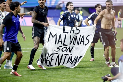 Jugadores de la Selección de Argentina sostienen un cartel con la frase: "Las Malvinas son argentinas", tras derrotar a Inglaterra en el Mundial de la FIFA 2026.