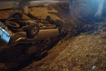 El vehículo cayó al parterre central de la vía, la noche del miércoles 15 de julio.