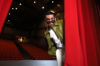 El teatro fue el primer escenario de Álex mucho antes de conquistar las redes sociales.