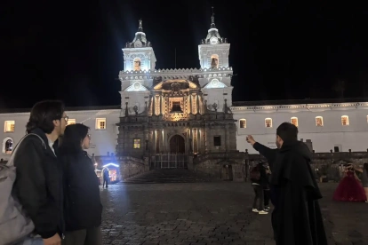 El recorrido nocturno permite descubrir una de las joyas patrimoniales de Quito desde una perspectiva diferente, entre historia, leyendas y teatro.