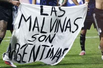 Jugadores exhiben una pancarta con la consigna sobre las Islas Malvinas durante el Mundial 2026, gesto que generó reclamos diplomáticos.