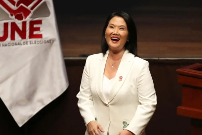 La presidenta electa de Perú, Keiko Fujimori (c), reacciona este miércoles, en Lima (Perú).