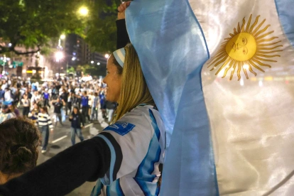 Aficionados celebran el triunfo de Argentina frente a Inglaterra en la semifinal del Mundial de la FIFA 2026.