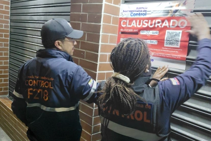 Inspectores de la AMC clausuraron el chifa ubicado en el norte de Quito.