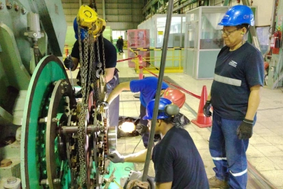 Técnicos realizan reparaciones en el parque térmico de Ecuador.