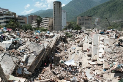 Gran parte de los edificios que colapsaron en el terremoto del 24 de junio en La Guaira fueron precisamente los construidos por los gobiernos de Chávez y Maduro.