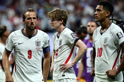 Harry Kane, capitán de Inglaterra, muestra su frustración al perder 1-2 la semifinal del Mundial de 2026 ante Argentina.