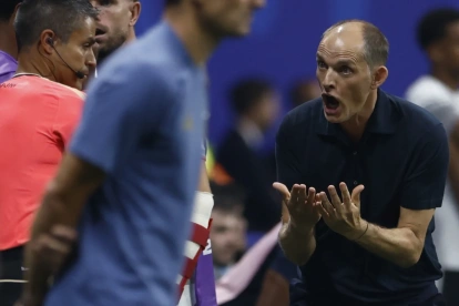 Thomas Tuchel, seleccionador de Inglaterra, reclama una decisión durante el partido ante Argentina por la semifinal del Mundial 2026.