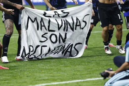 La Selección de Argentina expuso un cartel con la frase "Las Malvinas son argentinas", tras derrotar a Inglaterra en el Mundial de la FIFA 2026.