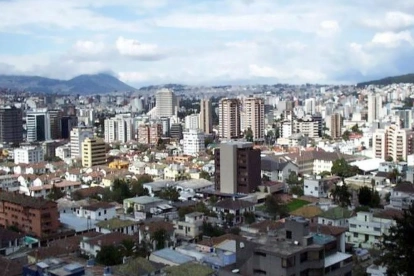 Quito ha maltratado su legado y no ha cultivado la estética como valor, y haría un mal cuadro si no lo salvaran su geografía caprichosa y el marco de sus volcanes.