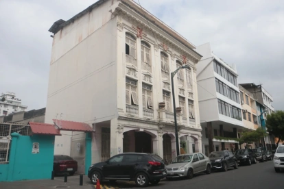 La casa Madinyá, inaugurada en 1927, está ubicada en las calles Tomás Martínez, entre Rocafuerte y Córdova, en el centro de Guayaquil.