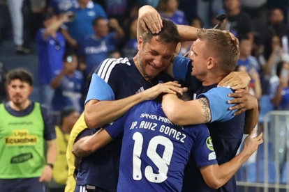 Juan Pablo Ruiz se abraza a Cristian Nasuti y Javier Klimowicz en Emelec.