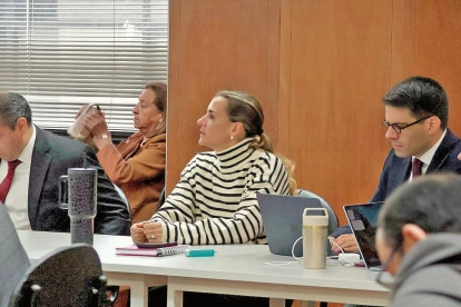 Priscila Burneo junto a su abogado defensor, Felipe Rodríguez, en uno de los días de la audiencia de juicio por el caso Sinohydro.