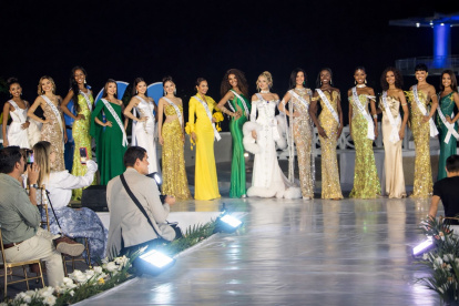 Las candidatas a Miss Universo Ecuador 2026 en el balneario de Ballenita en donde arrancó el certamen