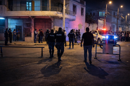 El personal policial investigó el crimen del estudiante ocurrido a la salida de clases en el cantón La Libertad