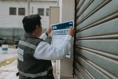 Funcionario municipal colocó un sello de clausura en obra que se realiza en el Barrio del Astillero, sur de Guayaquil.