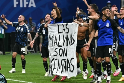 Los jugadores argentinos sostienen una pancarta con el lema "Las Malvinas (Islas Falkland) pertenecen a Argentina", tras ganar el partido de semifinales del Mundial de Fútbol, el 15 de julio de 2026.