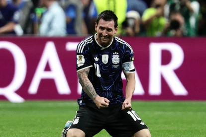 Lionel Messi celebra con fuerza en la cancha durante el Mundial 2026.