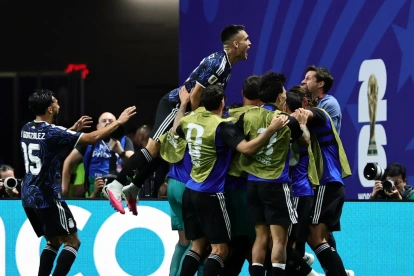 Los jugadores de Argentina celebran el empate 1-1 durante la semifinal del Mundial de la FIFA 2026 frente a Inglaterra.