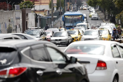 El aumento del tráfico en Quito impacta la calidad de vida y la productividad de sus habitantes.