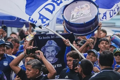 Hinchas de emelec previo al partido del clasico del astillero