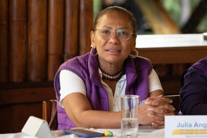 La ministra Julia Angulo Girón busca la Prefectura de Esmeraldas por el movimiento ADN mientras afronta un juicio por presunto peculado.