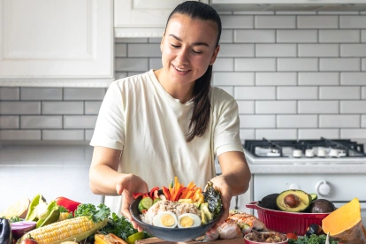 Si el objetivo es incrementar el consumo de fibra, los especialistas coinciden en que alimentos como el aguacate son una buena opción.