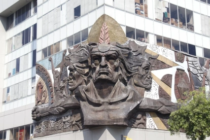 El mural Rumiñahui, del maestro Theo Constante, se impone en el antiguo edificio del Museo Antropológico del Banco Central, en avenida 9 de Octubre y Antepara.