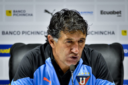 Patricio Hurtado dirigirá a Liga hoy ante Leones, tras la salida de Tiago Nunes de la dirección técnica.