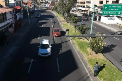 Leonardo Tituaña hace trabajo de campo; con su celular monitorea y confirma el número de vehículos que circulan por hora en la 6 de Diciembre y El Inca, en Quito.