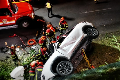 Un vehículo habría caído hacia la avenida Mariscal Sucre, en Quito. El siniestro dejó tres fallecidos y ocho heridos, según Bomberos.