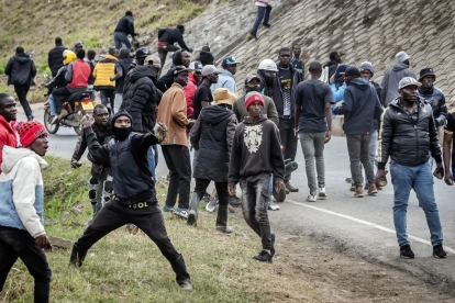 Varios hombres lanzan piedras durante los enfrentamientos con los partidarios del exvicepresidente y líder de la oposición en Nairobi el 21 de agosto de 2025.