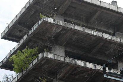 Fotografía que muestra las ruinas del antiguo edificio de una biblioteca en el centro histórico en San Salvador (El Salvador).