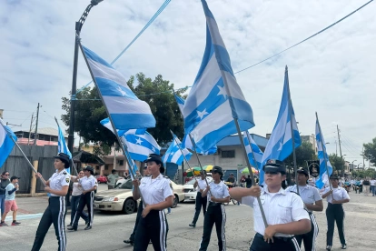 Los estudiantes desfilaron en el Barrio Garay.