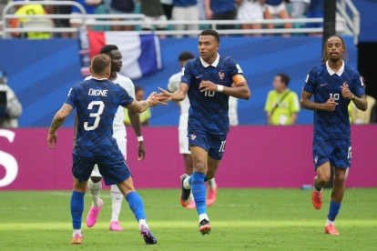Kylian Mbappé (c) celebró 2 goles en la derrota de Francia 3-5 ante Inglaterra.