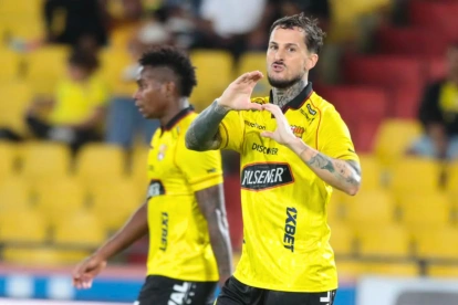Darío Benedetto celebra su gol ante Libertad.