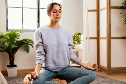 El origen espiritual del yoga genera cuestionamientos sobre su adaptación a otras creencias.
