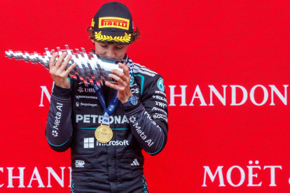 Andrea Kimi Antonelli de Mercedes besa el trofeo de ganador del Gran Premio de Bëlgica.