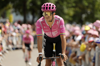 Richard Carapaz ascendió cuatro posiciones en la clasificación general del Tour de Francia 2026 tras completar una sólida actuación en la etapa 15.