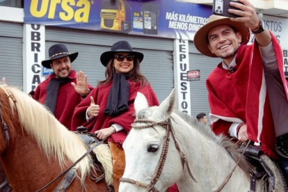 Harold Burbano, candidato de ADN en Pichincha, junto a la ministra de Gobierno, Nataly Morillo.